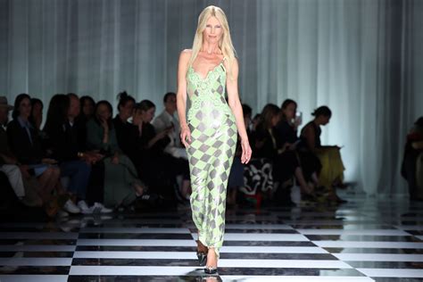 Claudia Schiffer Closes Versace Runway at Milan .